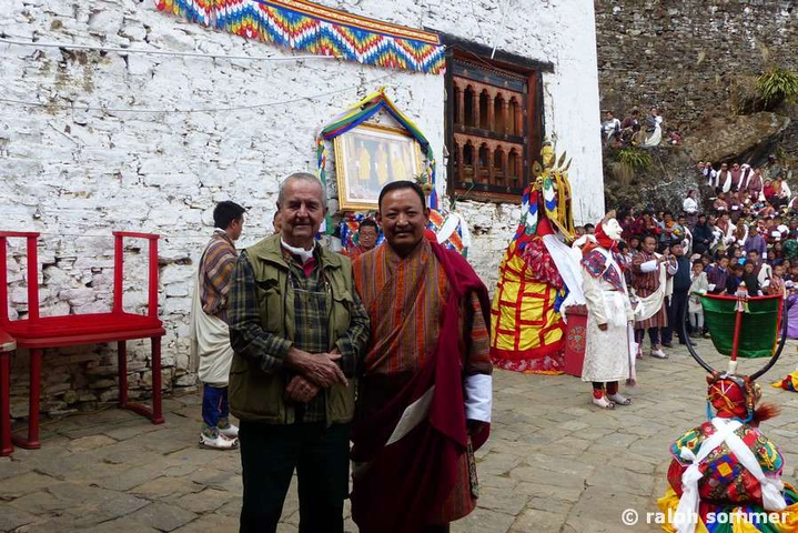 Ralph Sommer mit Sonam Jigme - dem Gouverneur von Gasa - am Dzong von Gasa