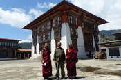Ralph Sommer mit Mönchen am Dramitse Dzong