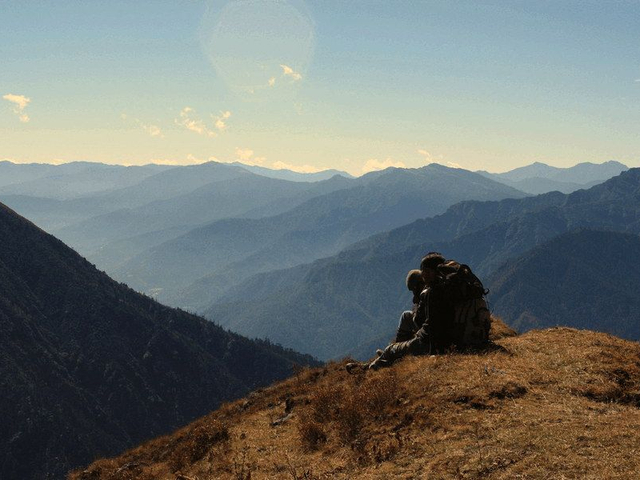 Ausblick auf Berggipfel in Bhutan