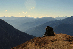 Ausblick auf Berggipfel in Bhutan