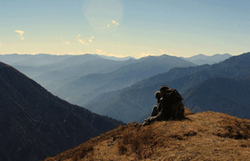 Ausblick auf Berggipfel in Bhutan