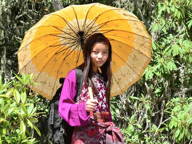 Bhutanesin mit Sonnenschirm