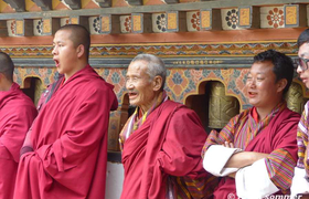 Mönche als Zuschauer bei Festival