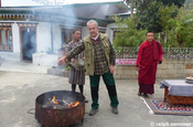 Ralph Sommer bei Opferungszeremonie für neue Tanka im Hotel Wangli