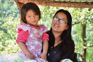 Bhutanesische Mutter mit ihrem Kind