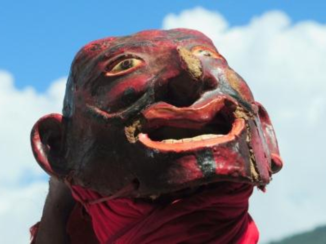 Maske, die auf einem Festival getragen wird
