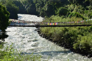 Brücke über Fluss im Phobjikha Tal
