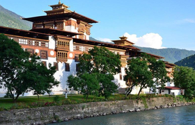 Punakha Dzong Nahansicht am Mo Chhu Fluß 