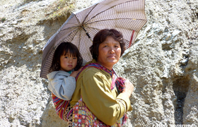 Frau mit Baby in Khaling