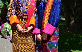 Bhutanesinnen in Tracht
