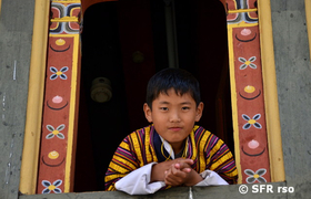 Junger Bhutanese schaut aus dem Fenster