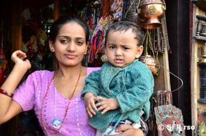 Frau mit Kind in Kathmandu