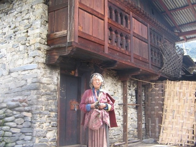 Einheimische vor Bauernhaus