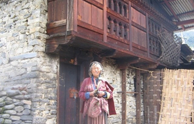 Einheimische vor Bauernhaus