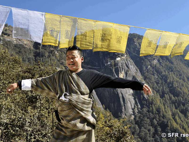 Bhutanese mit Gebetsfahne