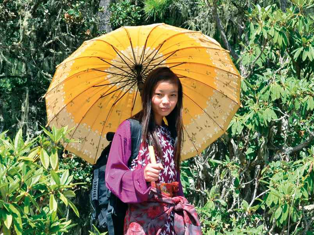 Bhutanesin mit Schirm