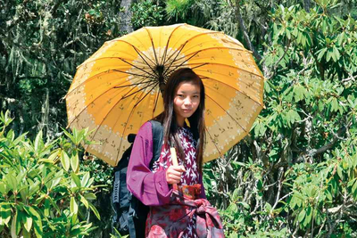 Bhutanesin mit Schirm