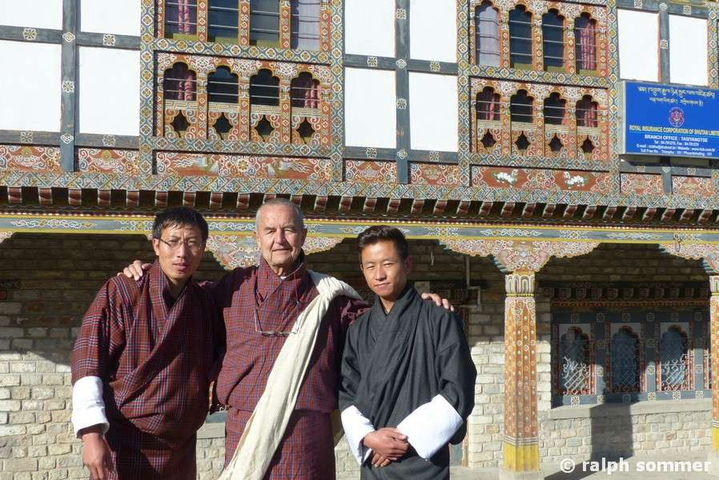 Ralph Sommer mit Karms und Durba im Gho in Trashi Yangtse