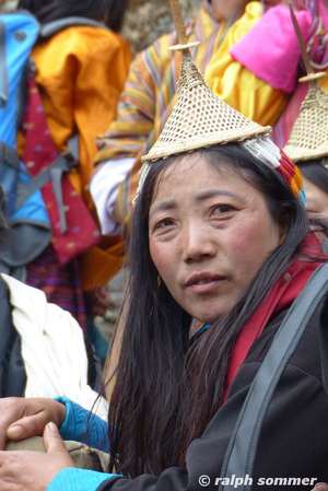 Frauen mit Bambushut im Gasa Dzong