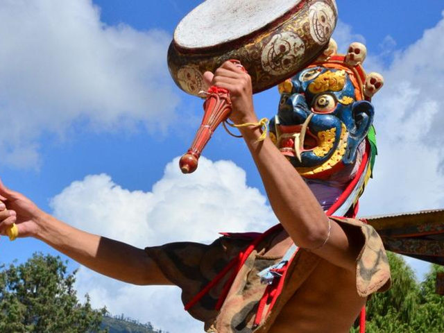 Bunter Maskentänzer mit Trommel Paro Festival Bhutan