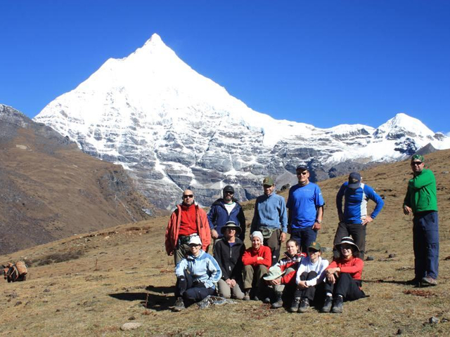Trekkinggruppe vorm Jichu Drache