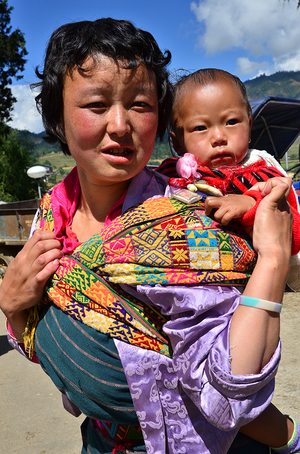Frau mit Kind in Bhutan