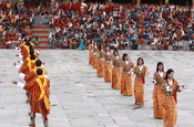 Traditioneller Tanz der Männer und Frauen