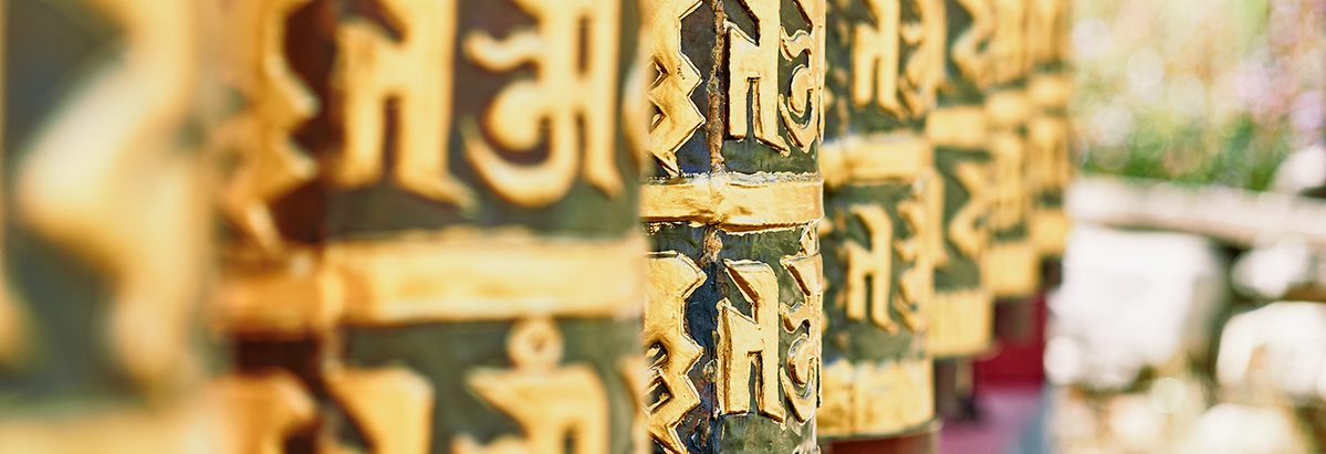 bhutan reisen gebetsmühlen